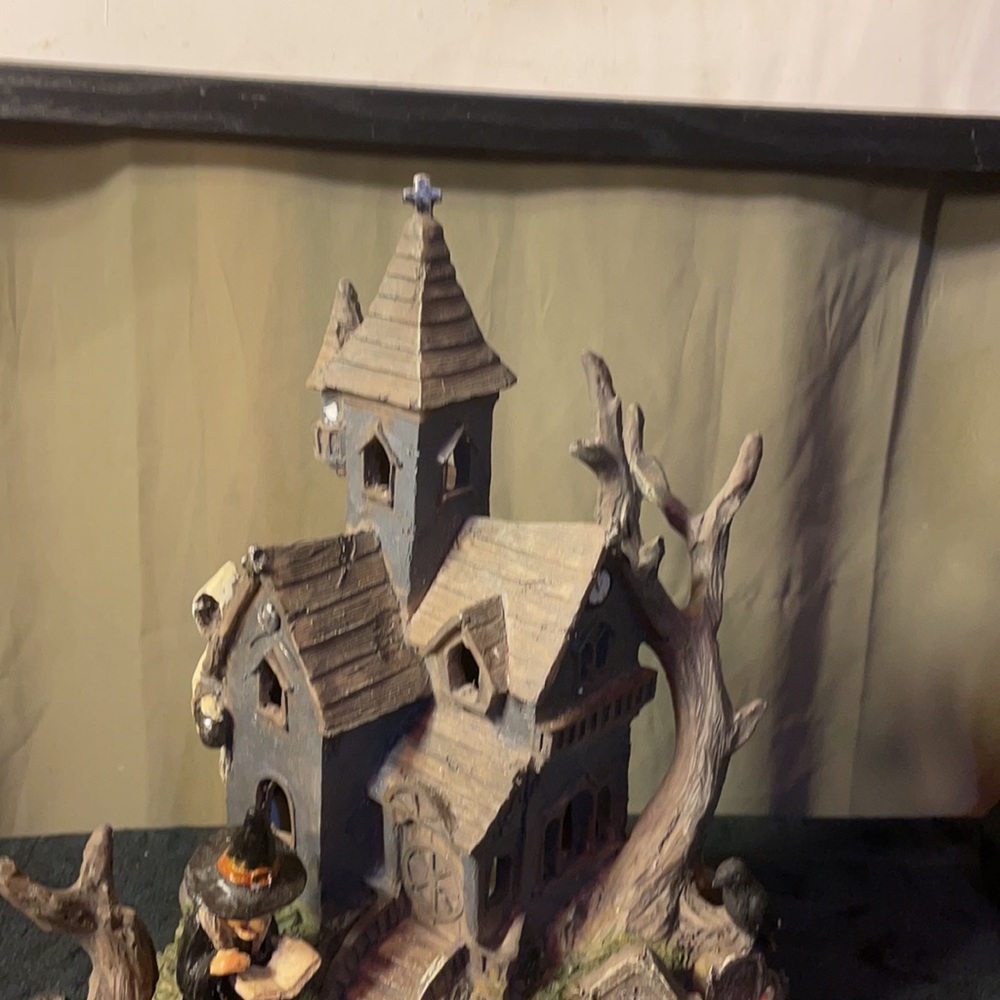 Haunted House Halloween Resin LED Decor - Picture 4 of 7